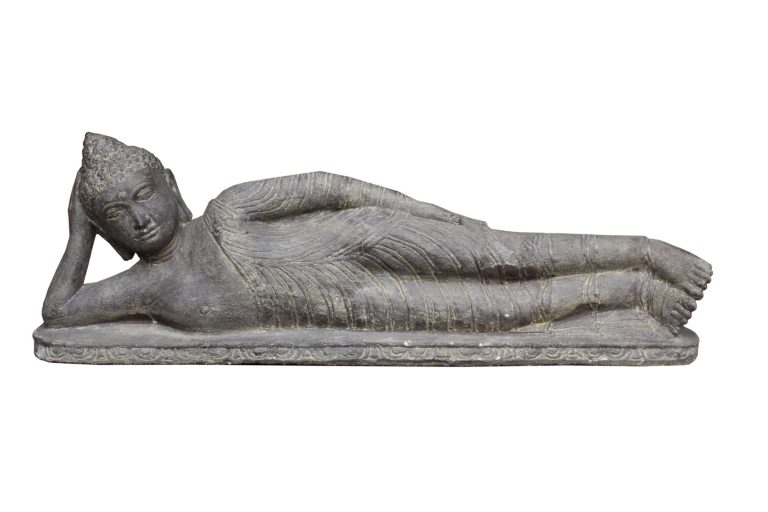 Liegender Buddha, entspannt mit einem Arm gestützt, aus grauem Stein gefertigt.