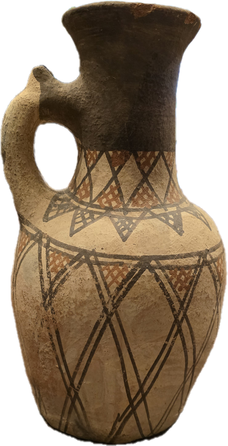 Vase mit einem verzierten Körper und einem Henkel, in Erdtönen gehalten.
