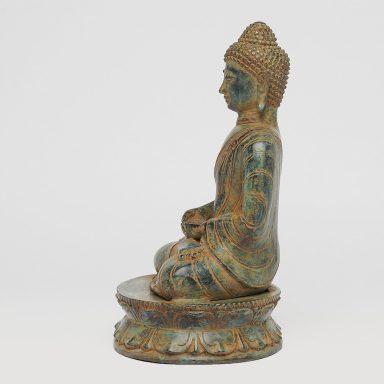 Sitzende Buddha-Statue mit detaillierter Verzierungen und Grünbraun-Tönen.
