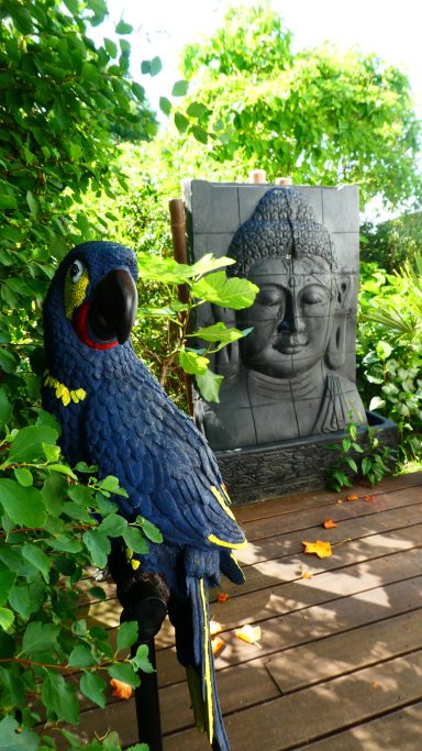 Buddha-Reliefbrunnen auf der Terrasse.