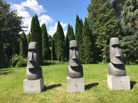 3 Moais auf Betonsockel