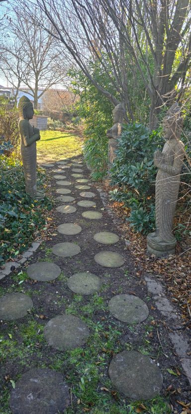 Der herbstliche Buddha-Weg im Garten