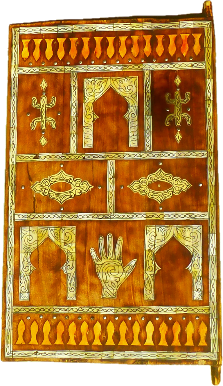 Ein dekorativer Wandbehang mit geometrischen Mustern und einem Hand-Symbol.