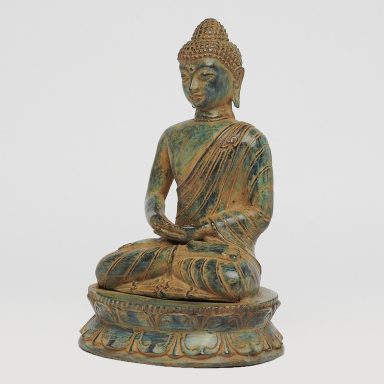 Sitzende Buddha-Statue mit detaillierter Robe und grünlich-brauner Patina.