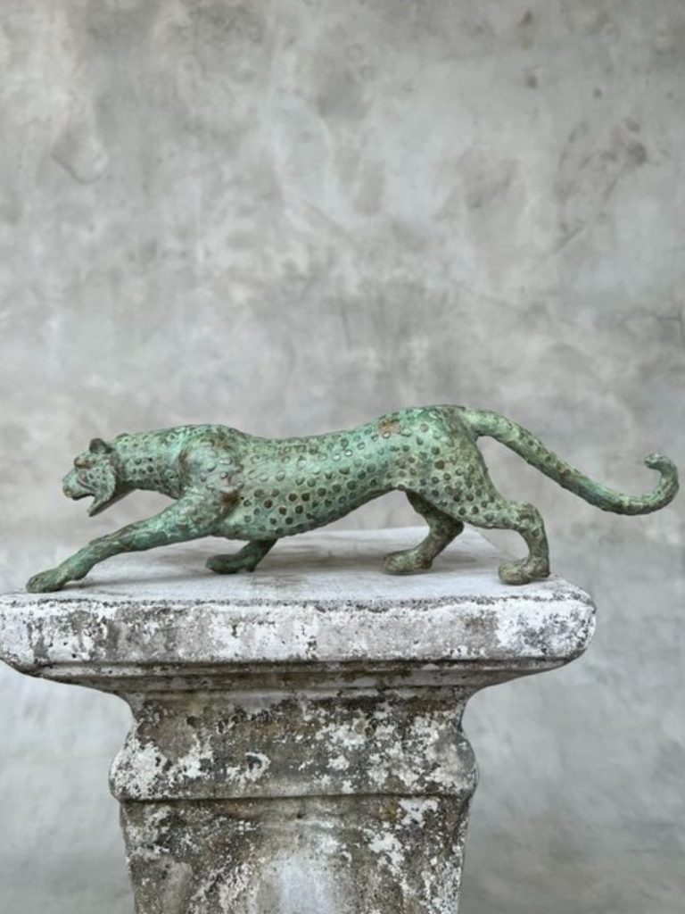 Ein Jaguar aus grünlicher Bronze