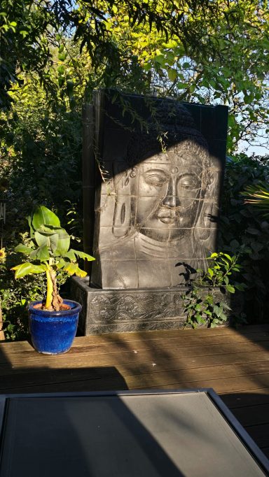 Buddha-Reliefbrunnen  auf der Terrasse