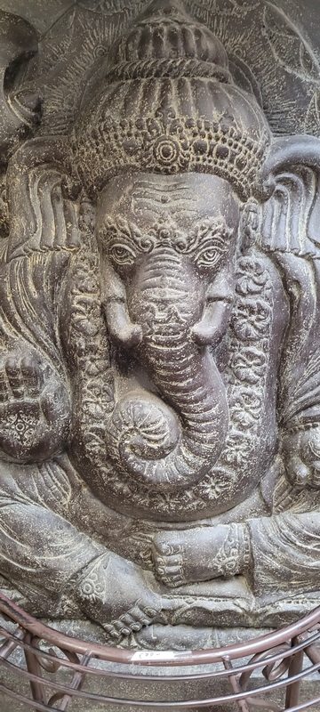 Ein großer Ganesha Reliefbrunnen aus Stein