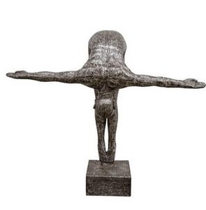 Steinerne Buddha-Statue, aufrecht stehend, Hände in der Rad der Lehrehaltung.