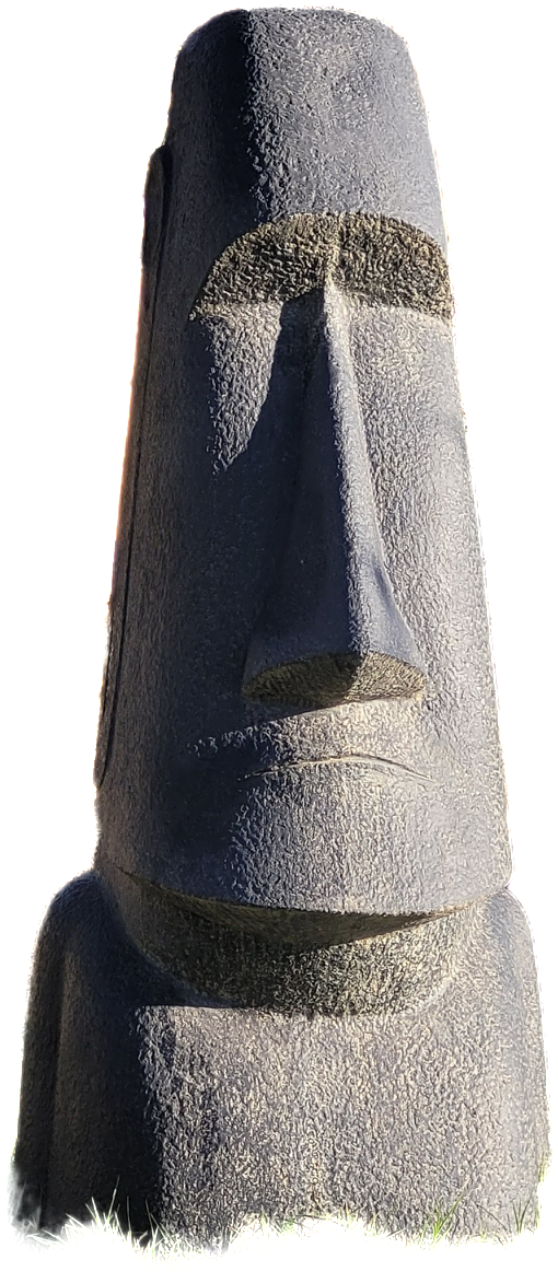 Sphinxartige Statue mit markantem Gesicht und rechteckiger Basis.