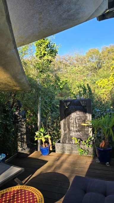 Buddha-Reliefbrunnen  auf der Terrasse
