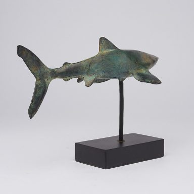 Bronzeskulptur eines Haifischs auf schwarzem Sockel.