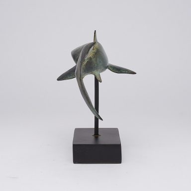 Bronzeskulptur eines Haifischs auf einem schwarzen Sockel.