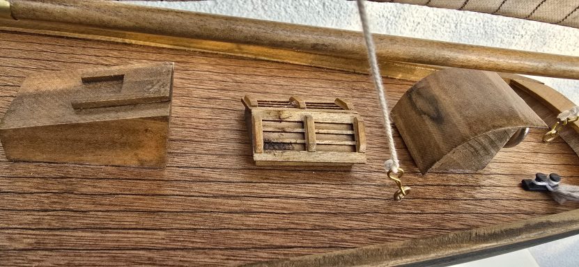 Detailaufnahme von Holzarbeiten auf einem Boot, einschließlich Werkzeug und Baukomponenten.