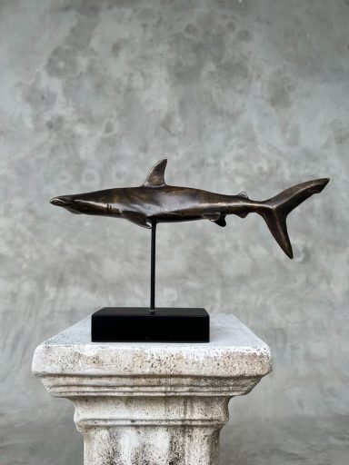 Bronzeskulptur eines Haies auf einem stilvollen Sockel.
