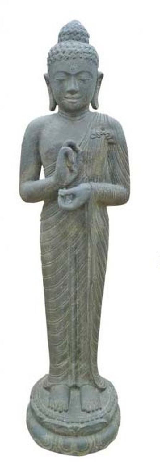 Eine stehende Buddha-Statue aus Stein mit erhobener Hand.
