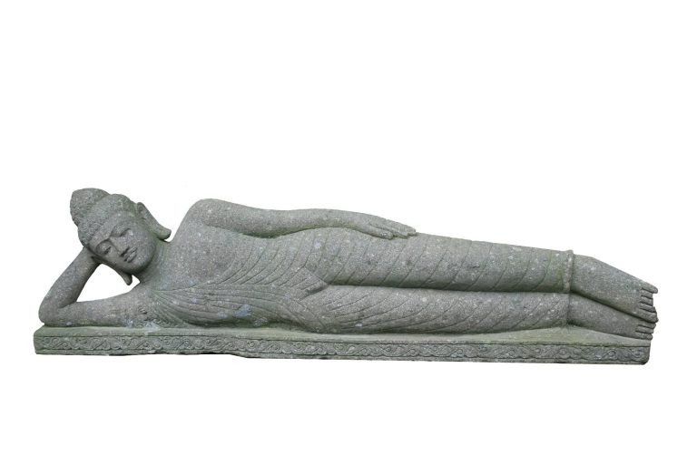 Liegender Buddha aus grauem Stein, entspannt mit einer Hand unter dem Kopf.
