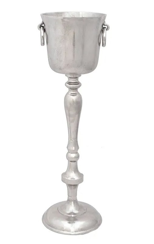Ein hoher silberner Pokal mit einem rundlichen Becher und verziertem Fuß.