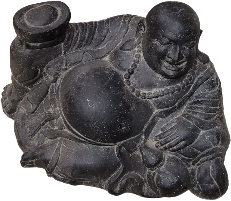 Schwarze Buddha-Statue mit lächelndem Gesicht und tiefem Bauch, entspannt sitzend.