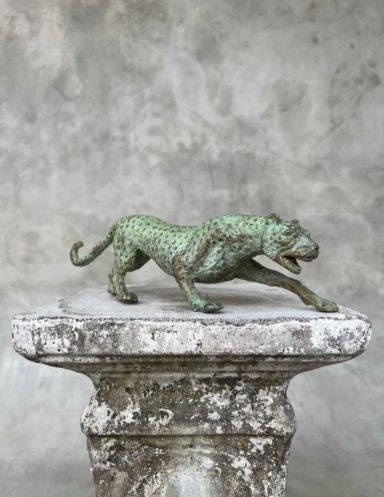 Bronzeskulptur eines laufenden Panthers auf einem Marmorsockel.